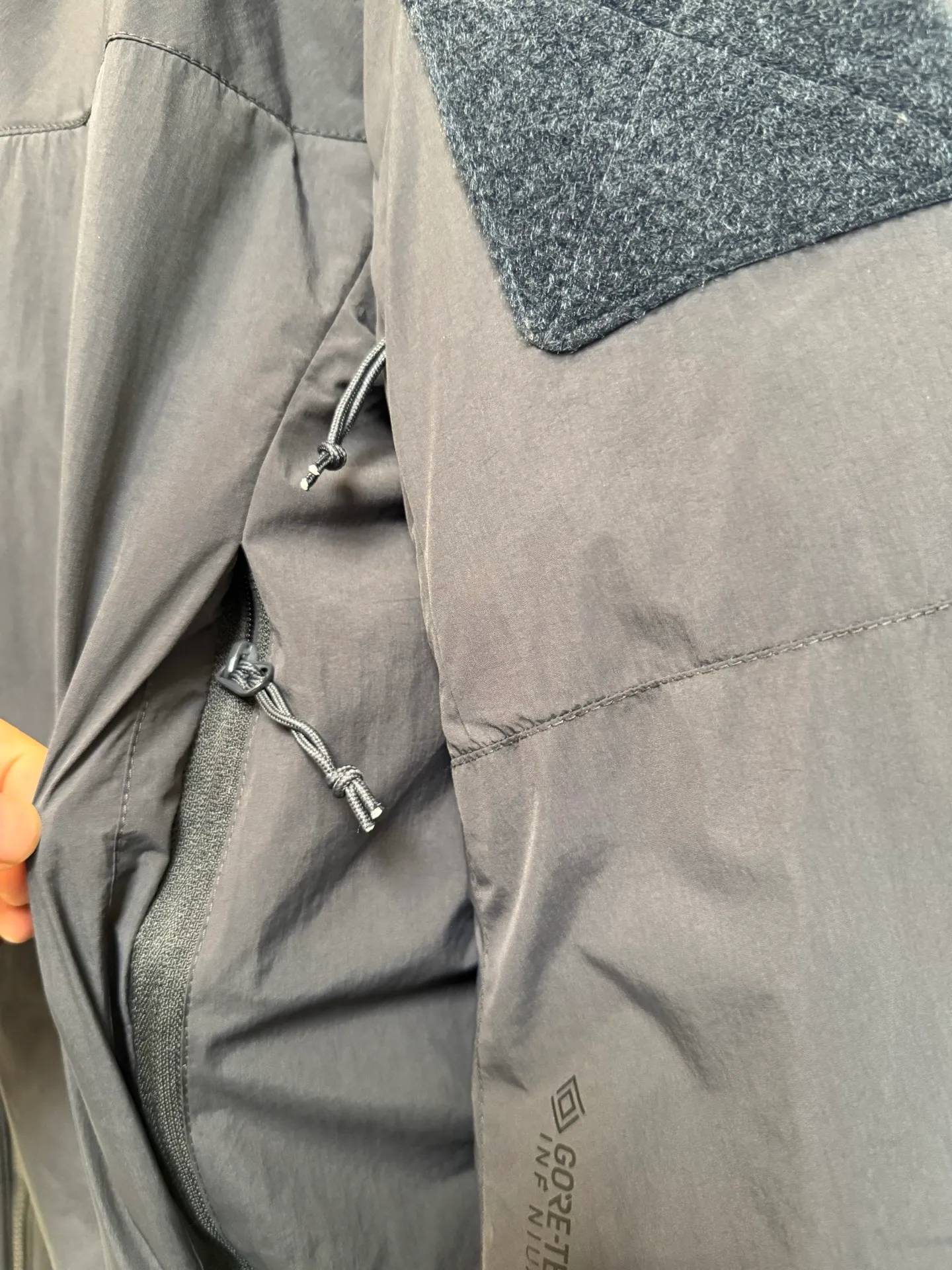 【Premium 】 Arc·teryx 26fw ! N WINDSTOPPER 2L ， Coreloft 100 ， 。 Cold Series ， ， ， ！ ， 。 windstopper ,n Gossamera Fusion WS。 ， ： 1： WINDSTOPPER ， ， ， ， 。 Coreloft ， 。 。 2： 。 3： ， ， 。 4： ， ， 。 ， ， ： / Gray/ Size：s/m/l/xl/xxl